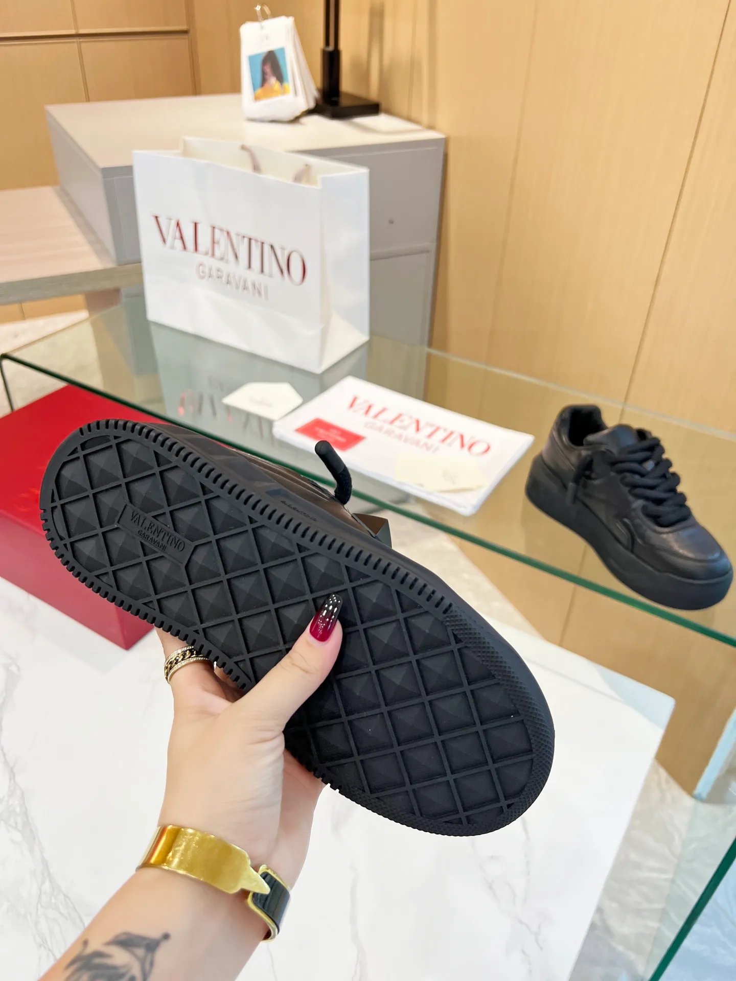 👟👟Ex-factory price 640👟👟 𝑽𝒂𝒍𝒆𝒏𝒕𝒊𝒏𝒐Valentino 𝑶𝒏𝒆𝑺𝒕𝒖𝒅 Couple sneaker series Valentino 2023 new couple sneakers are on sale. The original Z👟👟 was purchased and dismantled at the ex-factory price. Repeated pattern making and modifications. We strive to restore it one to one! Top luxury masterpiece. Signature rivet design. Soft and comfortable genuine sheepskin brings excellent and elegant texture and excellent on-foot comfort. Top purchasing version upper: imported calfskin surface/original oil edge craftsmanship. Lining: water-dyed cowhide lining. Outsole: original development 𝐓𝐏𝐔 two-color combination outsole. Packaging: original configuration complete package. Code number: 34-𝟒𝟓